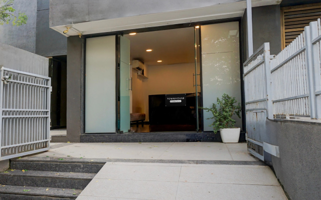 Super Townhouse Balewadi High Street