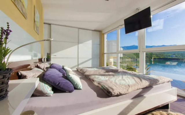 Luxury at Villa Cama - Your Dream Vacation Rental!