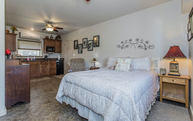 Waterfront 5 BR w/ Hot Tub Sleeps 13!