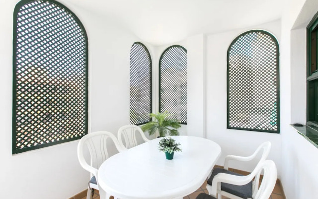 The Midpoint Apartment, Coastal Life Between the Two Beaches