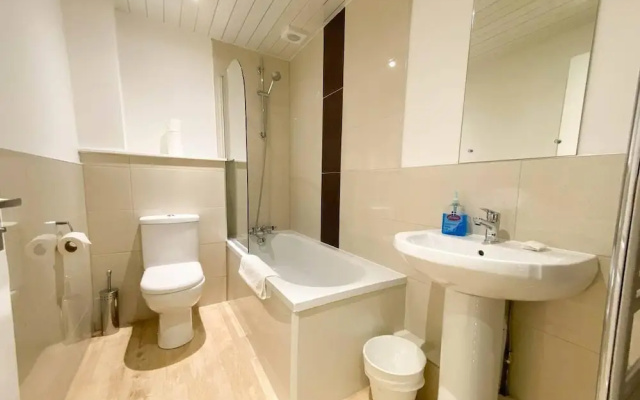 Large Modern 3 Bedroom Apartment - Free Parking