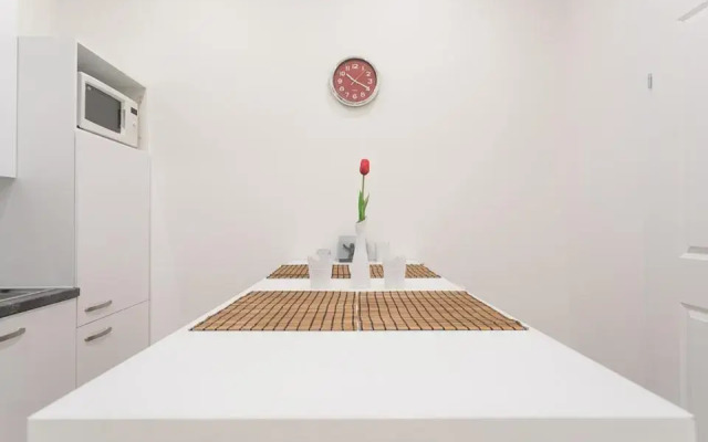 Bright Red Heart Apartment in Leopoldstadt