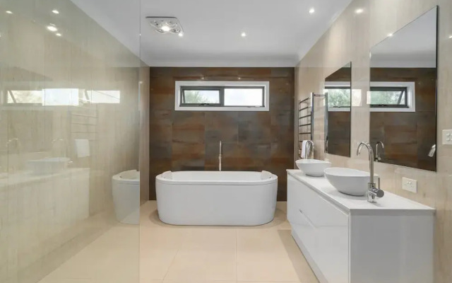 Luxurious 3-bed Home With Outdoor Spa
