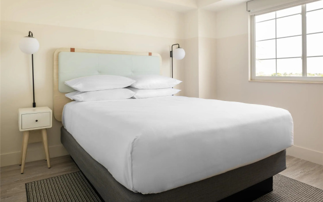 Hampton by Hilton Grand Cayman Seven Mile Beach