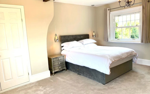 The Farmhouse - Sleeps 12 With Private Grounds