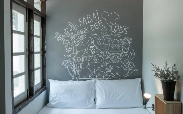 LiveItUp Chitlom Hostel