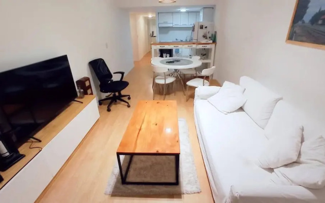 Ultimate Luxury 2 bedroom Retreat With Balconies and Amenities