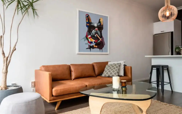 Modern 1 Bedroom Apartment With Spacious Courtyard in CBD