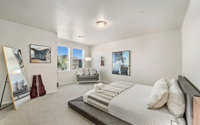 First Class Stylish Townhome near Old Town!
