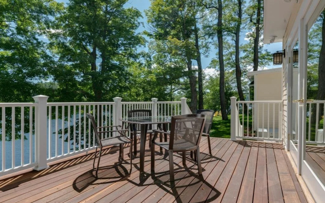 Lakehouse Inn
