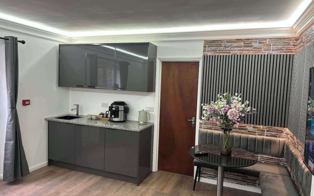Apartment Sleeps 4 With Enclosed Garden