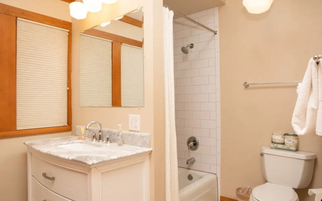 1320 Tennis Townhome 3 Bedroom Townhouse by RedAwning