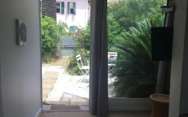 Cozy House with Parking And Garden