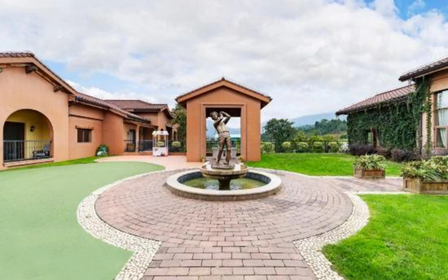 Qunyinghui Holiday Hotel