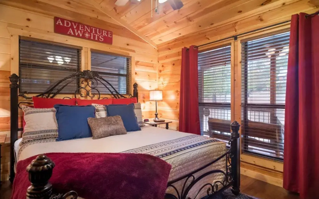 Copper Creek Open Cabin With Game Room and Hot Tub on the Deck by Redawning