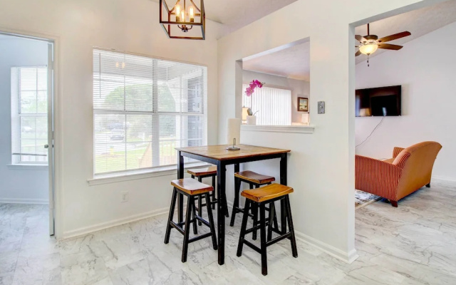 Peaceful Savannah Home - 11 Mi to Beaches!