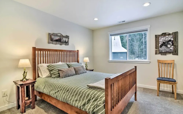Family-friendly Packwood Retreat w/ Deck!