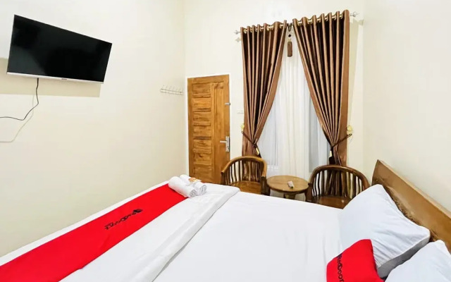 RedDoorz @ Gunari Guest House Merek Karo