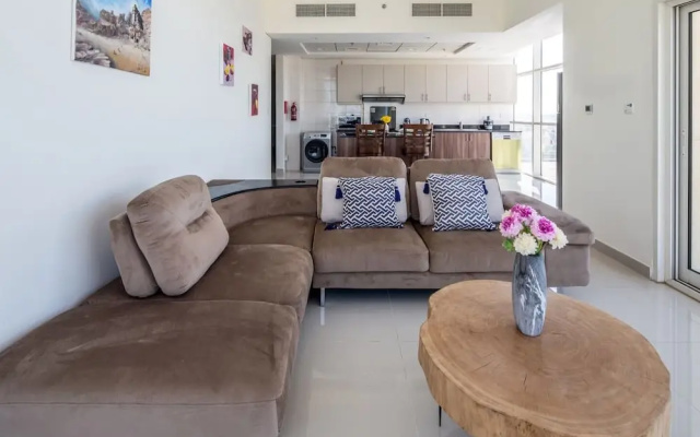 Premier 2BR Apartment in JVC Community - Sleeps 5!