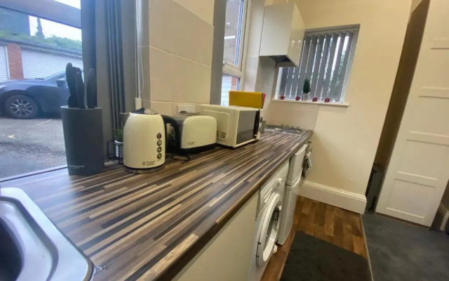 Modern studio apartment - great location!