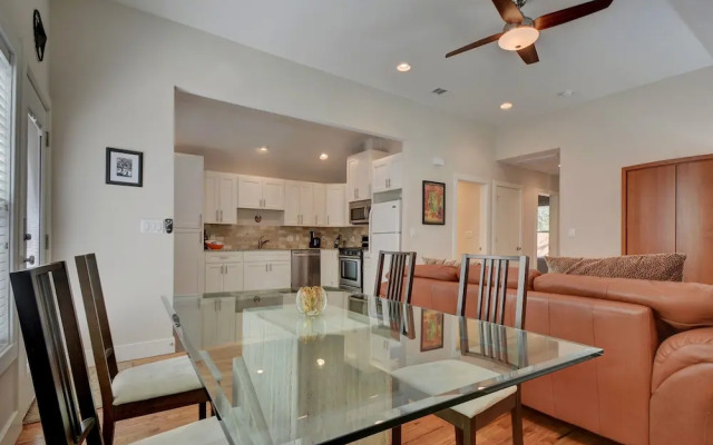 2BR Renovated Austin Coach House by RedAwning