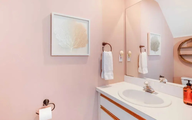 Linger Longer by Avantstay Key West Walkable Gated Community, Shared Pool Month Long Stays Only