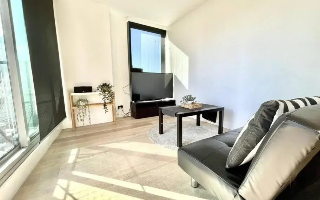 1 Bedroom Modern Apartment Near Crown and CBD