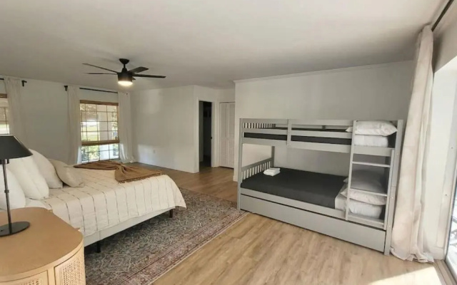 Remodeled 4BR Pool Home / Golf View/Near Beaches