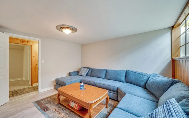 Cozy Nampa Escape w/ Fireplace + Smart TV!