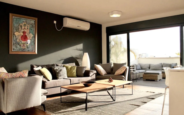 Stunning Duplex Near the Sea