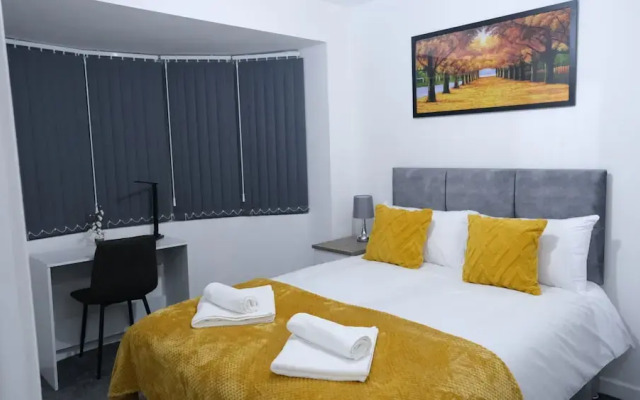 Manchester Entire 3-bed House, Sleeps 5 w/ Parking