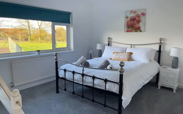 Luxury 5-bed House With Tennis Court & Games Room