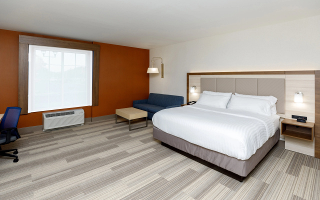 Holiday Inn Express & Suites Sturbridge by IHG
