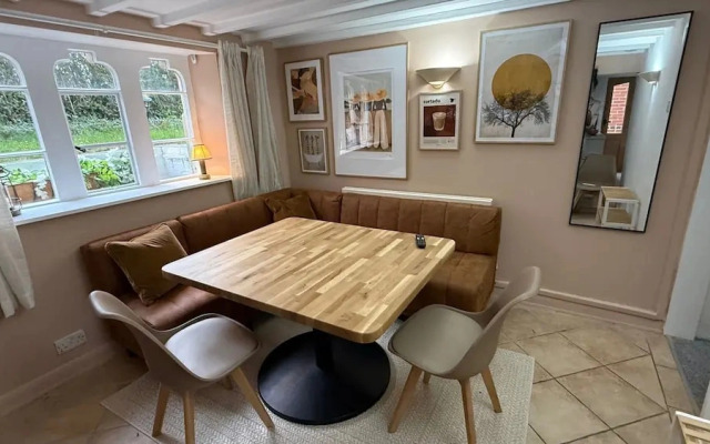 Cotswolds Castle, Sleeps 8 With Enclosed Garden