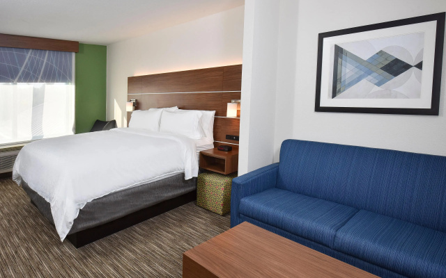 Holiday Inn Express and Suites Selma