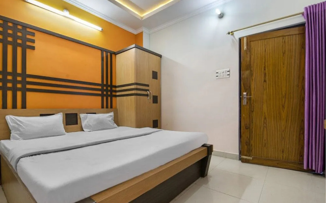 Spot On 62318 Rajhamsa Hotel
