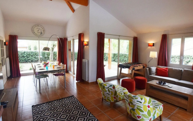 Elegant Villa in Les Mazes with Swimming Pool