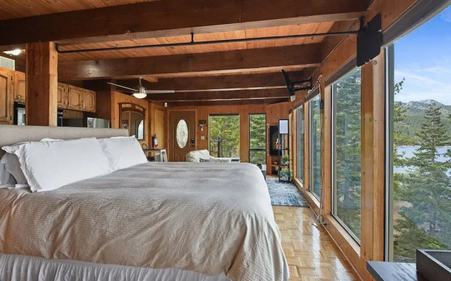 Stunning Views at Stargazer Lakefront Studio!
