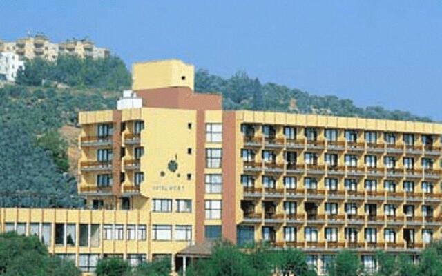 West Ada Inn Hotel вид на фасад