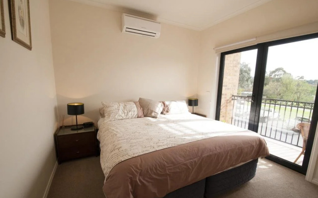 Yarra Glen Racecourse Apartments