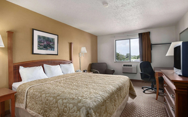 Super 8 by Wyndham Canton/Livonia Area