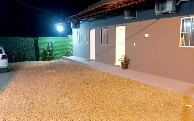 Quarto Suíte independente da casa com garagem