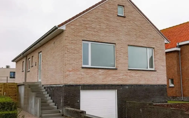 Spacious Getaway Close to the Beach and Airport