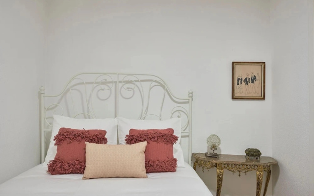 Idyllic Light-Filled Alfama Apt, By Timecooler