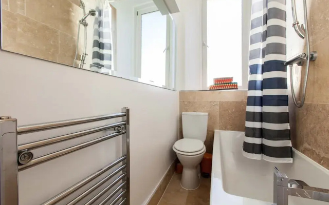 Spacious Leith Flat For 4 W/ Skyline View