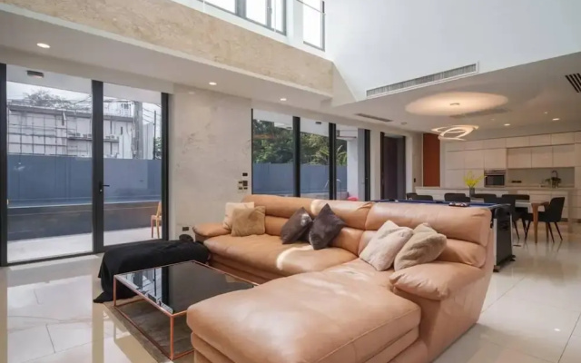 Ekkamai Luxury Villa With Home Cinema
