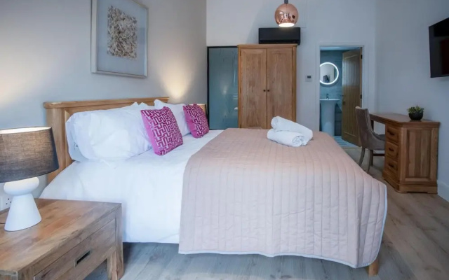 Suite 12 - Sleeping Giant Hotel - PEN Y CAE Inn