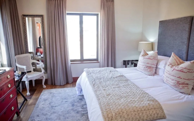 Under Oaks Guesthouse