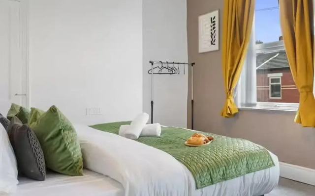 Family - Sleeps 6 - Garden - Parking