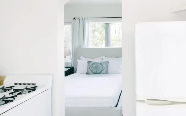Frida by AvantStay | Sleeps 16! Prvt Estate w/ Tennis Ct & Mins to Beach!